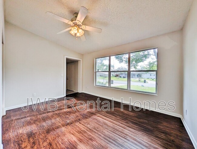 Building Photo - 2050 Monteau Dr