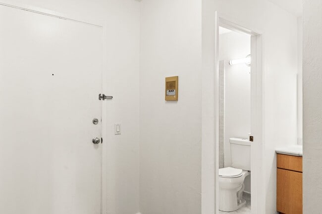 Building Photo - Modern 1-Bed w/ Balcony & Views Near Piedmont