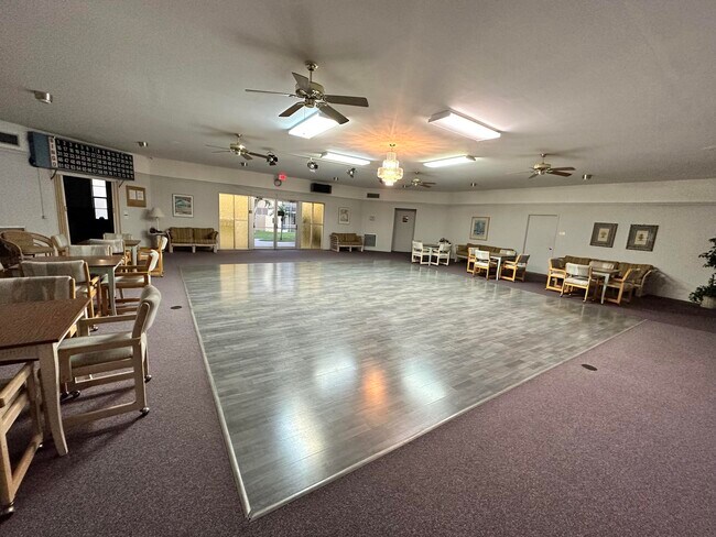 Building Photo - 600 Village Green Ct