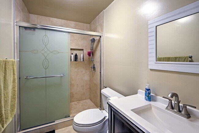 Building Photo - 10505 Center Ave