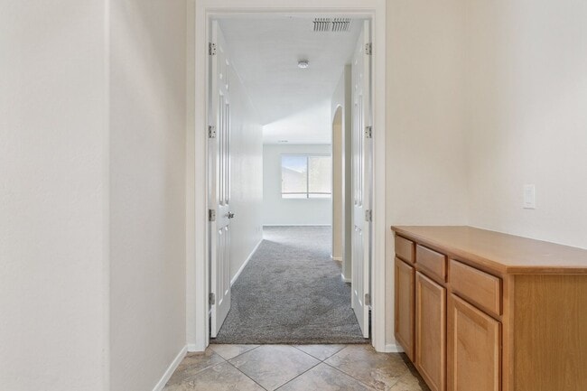 Building Photo - 5 bedroom