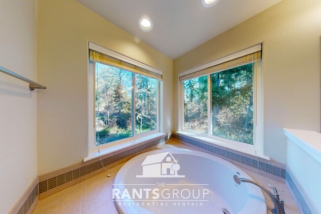 Building Photo - Beautiful 5 Bedroom 4 Bath Home in the sought after Golf Community with views of The Woodlands Co...