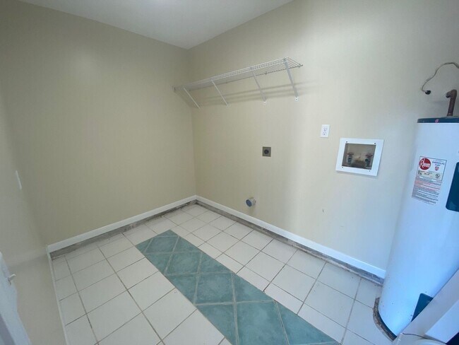 Building Photo - Cozy & Centrally Located 3Bed/2Ba in Lynn ...