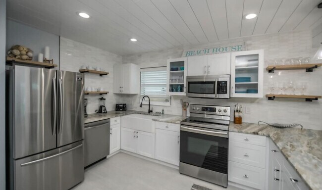 Building Photo - 613 Fern St