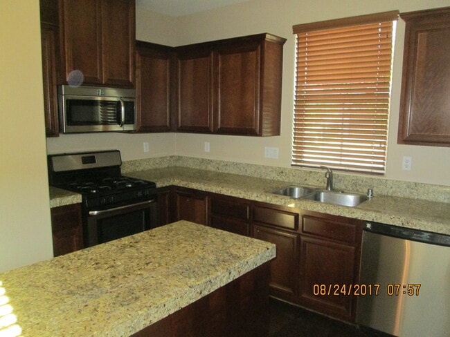 Building Photo - 3 Bedroom 2 Bathroom Home with Garage