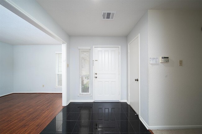 Building Photo - 2838 Colony Dr