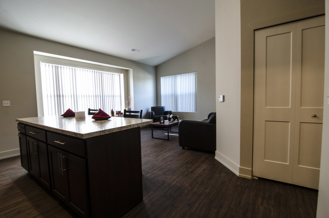 Building Photo - Beech Townhomes