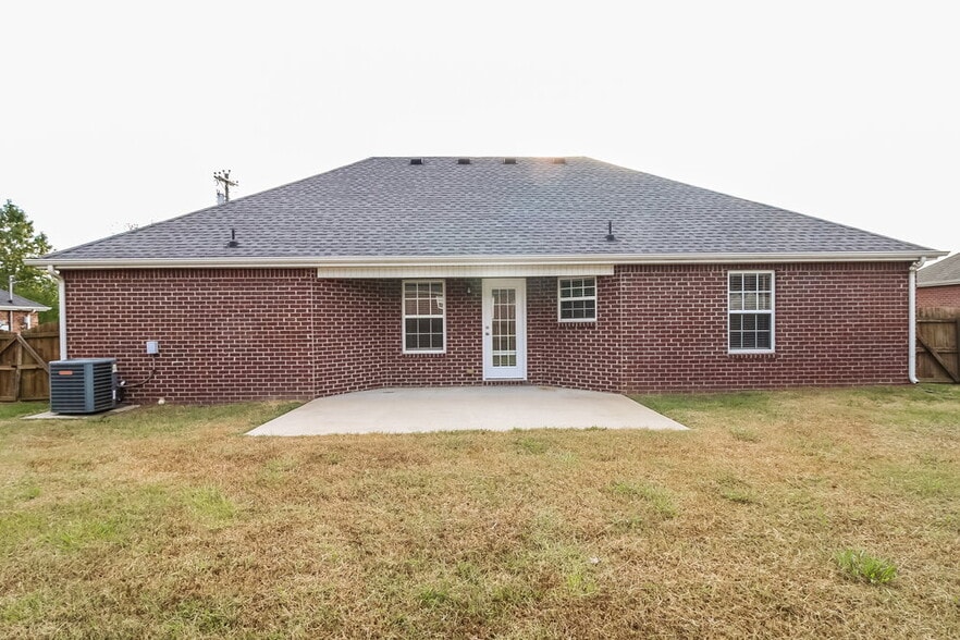 Building Photo - 3033 Mesquite Dr
