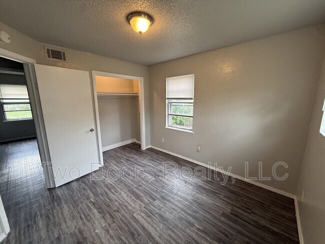 Building Photo - 605 SE 72nd St