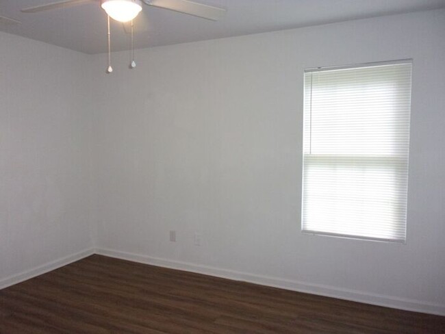 Building Photo - 3 Bedroom 2 Bath Home across from city park