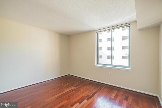 Building Photo - 851 N Glebe Rd