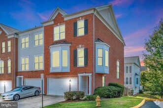 Building Photo - 2433 Brookmoor Ln