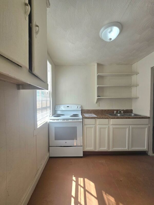 Building Photo - 2219 Everett St