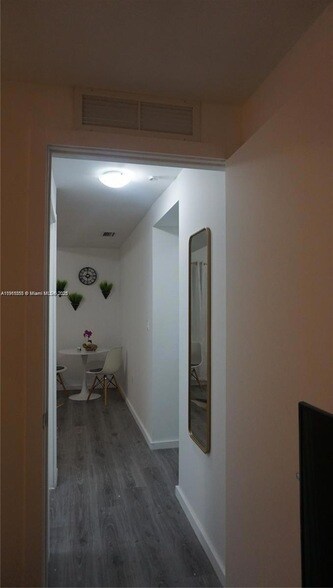 Building Photo - 810 7th St