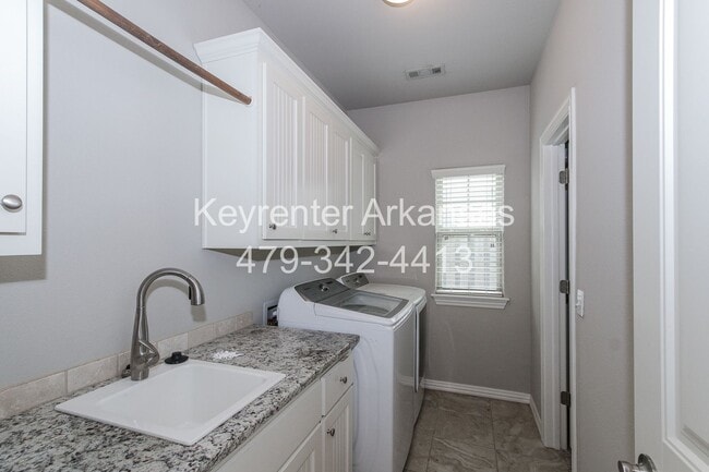 Building Photo - 3805 SW Gemstone Blvd