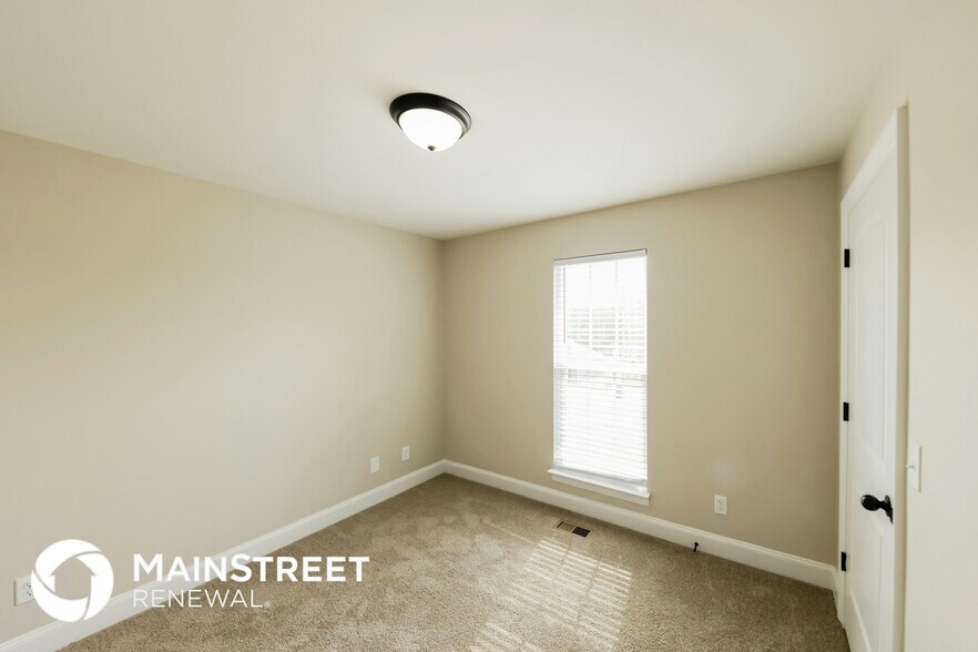 Building Photo - 390 Hidden Meadows Dr