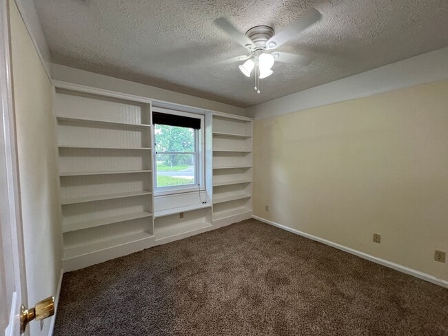 Building Photo - Adorable 3/2 on large corner lot