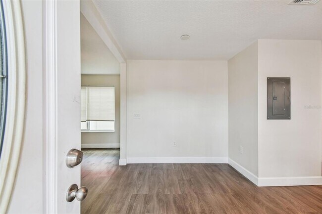 Building Photo - 650 E Tarpon Ave