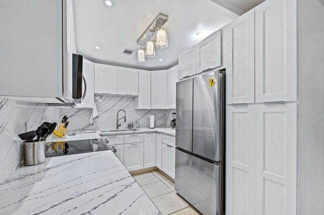 Building Photo - Fully Furnished 2Bedroom in Coronado Cove