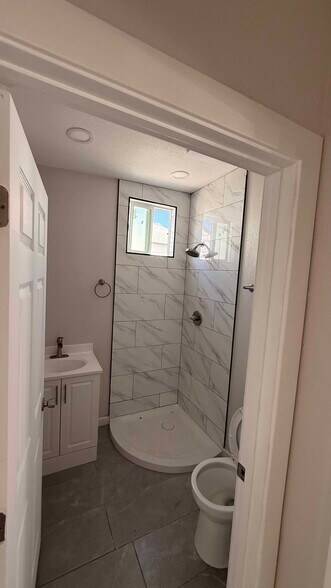 Hall Bathroom - 505 Rose Ave