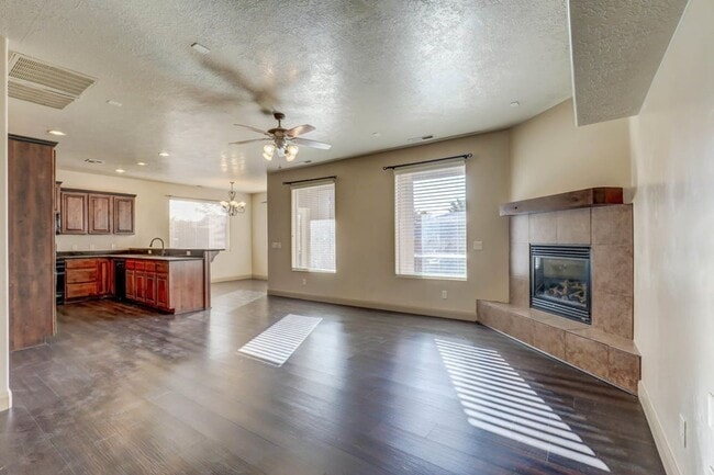 Building Photo - Pet Friendly! Beautifully Designed 5 Bedroom Home. 6 Month Lease!
