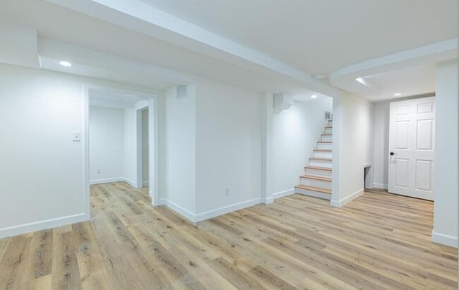 Building Photo - Beautifully remodeled 3-bedroom, 2-bath ho...