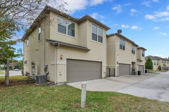 Building Photo - 14557 San Pietro Dr