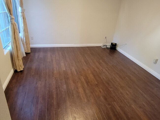 Building Photo - Ground Level 2 Bed/2 Bath Condo