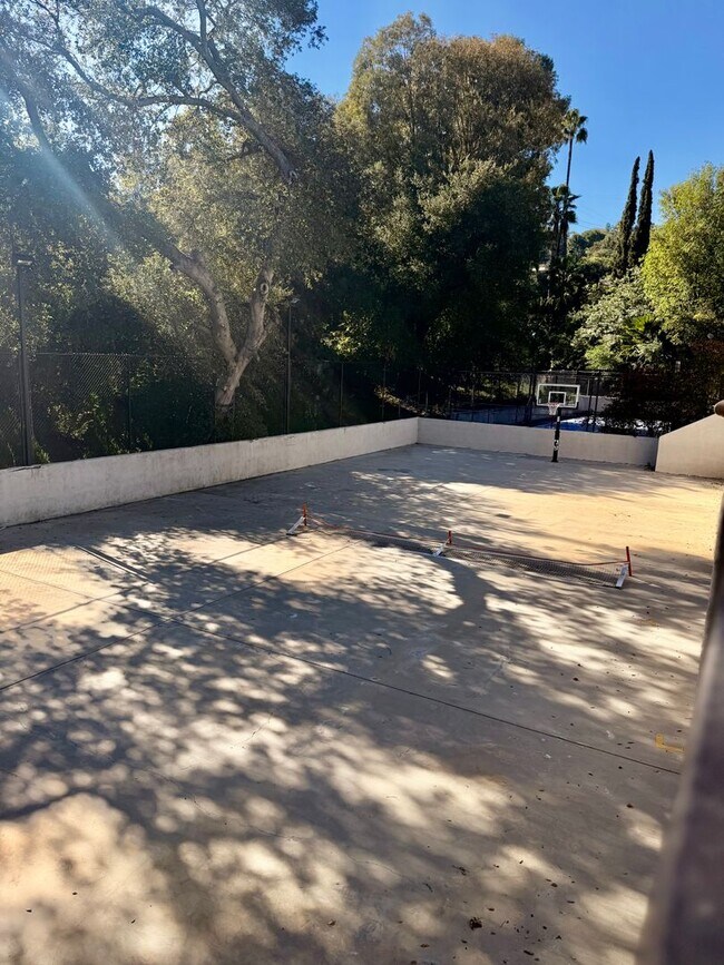 Building Photo - Gorgeous Tarzana Home