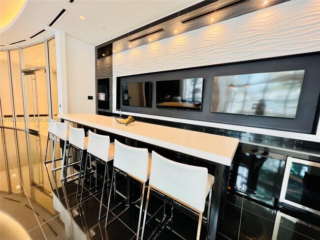 Building Photo - 851 NE 1st Ave