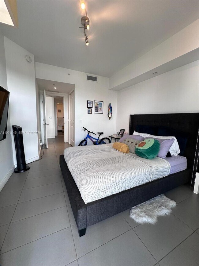 Building Photo - 1600 NE 1st Ave