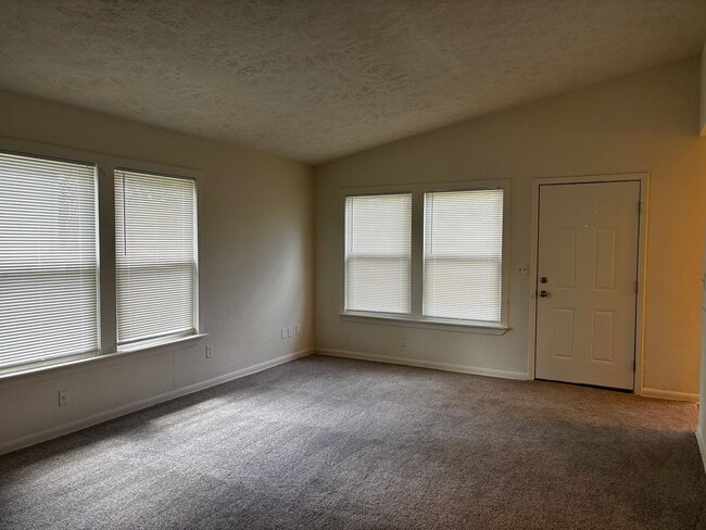 Building Photo - 3 Bedroom 2 Bath