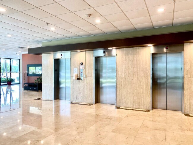 Building Photo - 400 Kings Point Dr