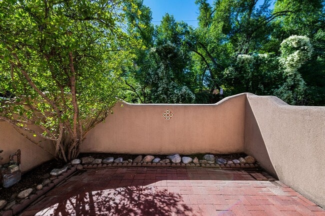 Building Photo - Snug One-Bedroom on Historic Hillside Ave.