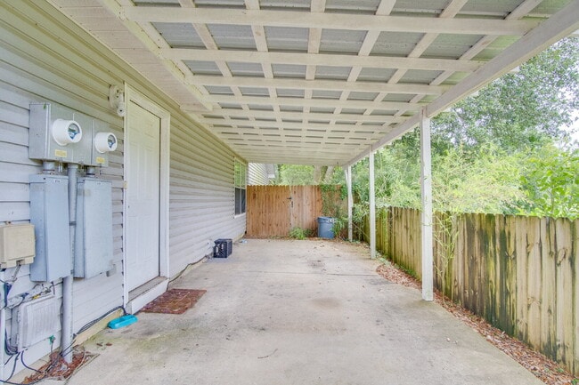 Building Photo - Modern 3BR/2BA Duplex with Granite Countertops, Stainless Appliances, Covered Patio & Private Fen...