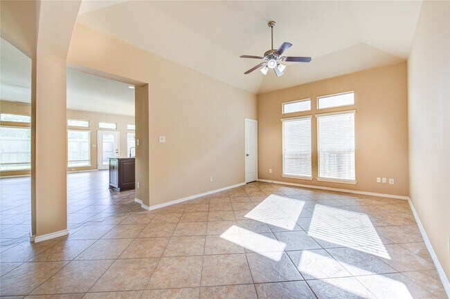 Building Photo - 5615 Stoneridge Ct