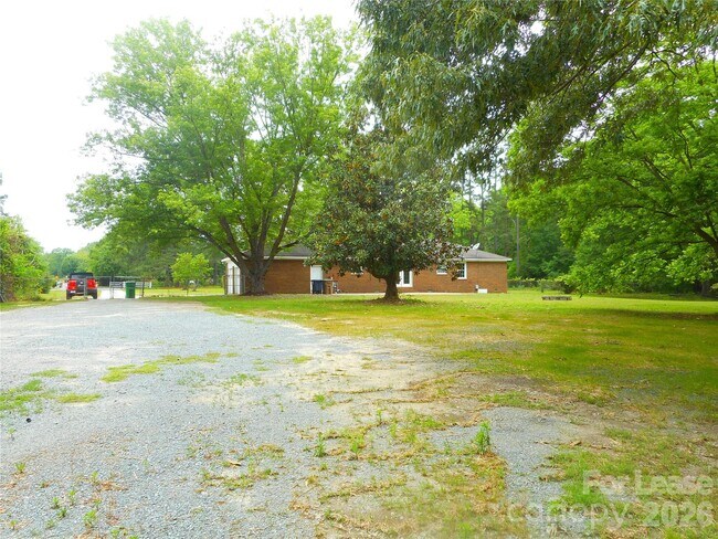 Building Photo - 733 Catawba Cir N