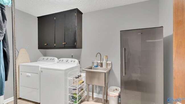 Building Photo - 511 Rainbow Dr