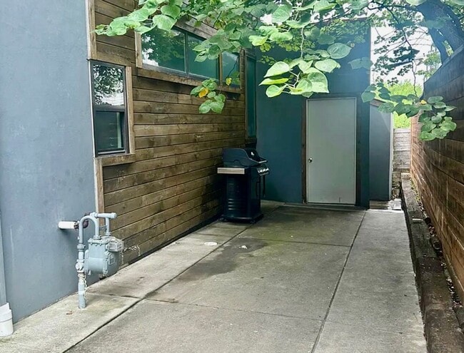 Building Photo - Beautiful home located just off of Cherry ...