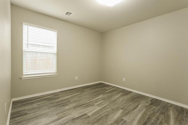 Building Photo - 518 Crystal Ln