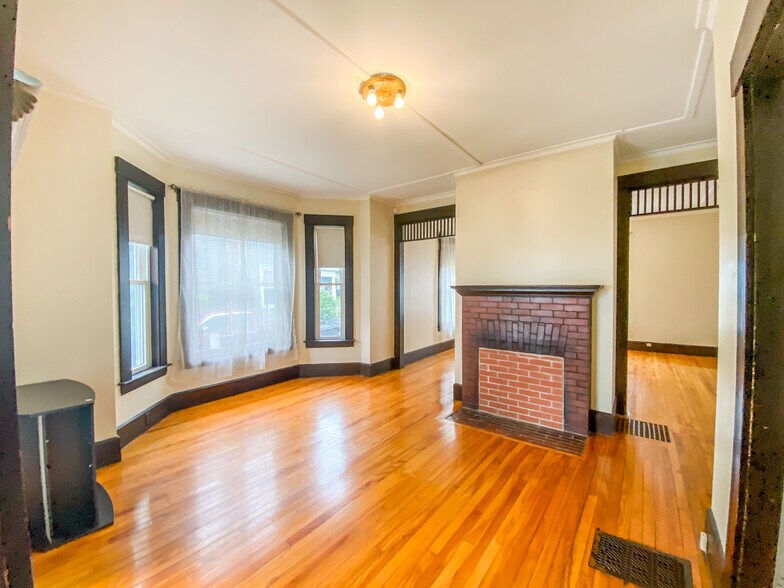 Building Photo - 19 Chapel St