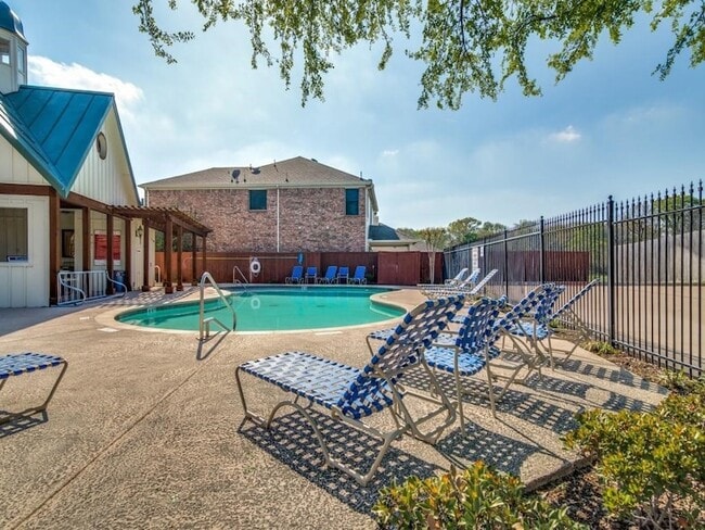 Building Photo - 720 Holly St