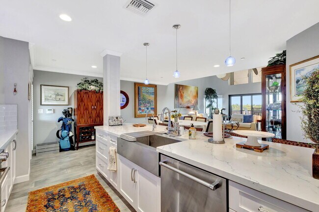 Building Photo - 16910 W Bay Dr