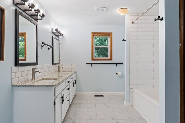 Building Photo - Beautiful 5-Bedroom close to Greenbluff. M...