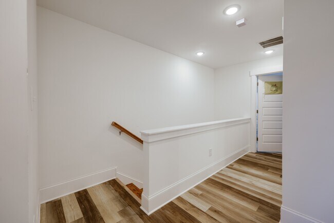 Building Photo - 374 Arch St