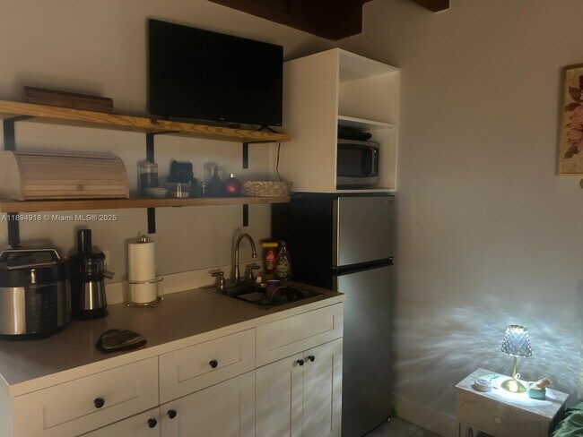 Building Photo - 6431 SW 64th Ct