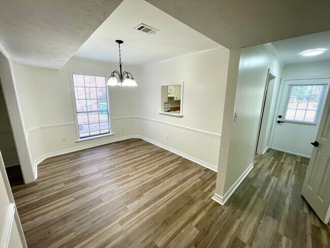 Building Photo - 2 Bed 1 Bath Townhome Available in NE Jack...