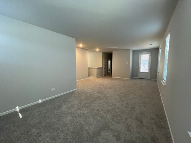 Building Photo - Stunning 4 Bedroom 4.5 Bath Home In Summer...