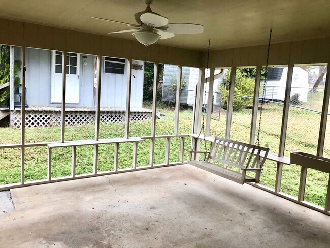 Building Photo - 3 bed 2 bath family rental