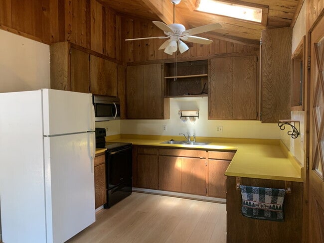 Building Photo - Adorable cabin in the woods!